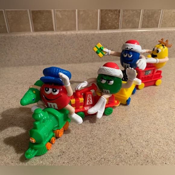 NEVER BEEN DISPLAYED M&M train four piece set of figurines - Picture 1 of 3